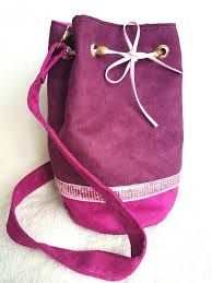 Sac Seau Fait Main En Suedine Bi Color Prune Et Fushia Sac Seau Porte Epaule Avec Bandouliere De La Boutique Lnhkcreations Velvet Bag Diy Handbag Bucket Bag