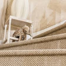 Du jonc de mer a été installé sur les marches, ce qui adoucit la déco. Renovation D Escalier En Sisal Saint Maclou Saint Maclou Revetement Escalier Moquette Escalier Tapis Escalier