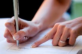 La promessa di matrimonio è un passo importante, il primo ufficiale verso il matrimonio, ma mentre per alcuni è solo una prassi burocratica, per altri è un vero e proprio evento. Organizzare Una Promessa Di Matrimonio Come Festeggiare Al Meglio