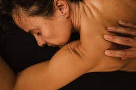 What is a Lomi Lomi Massage?