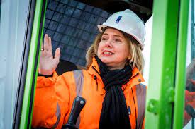 Członek frakcji politycznej alde (grupa porozumienia liberałów i demokratów na rzecz europy), pełniła funkcję zastępcy. Verkeersminister Onthult Ik Zit Liever Met Bert Wijbenga Op De Motor Dan In Een Vliegtuig Rotterdam Ad Nl