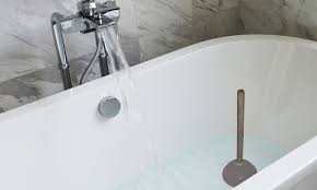 Mit der meisterschmiede badewanne einbauen mit wannenträger kannst du schnell und einfach selbst eine badewanne mit wannenträger einbauen oder austauschen. Badewanne Verstopft Wann Benotigen Sie Einen Profi Rohrmax Spezialisten Bei Kanalproblemen Abflussverstopfung Uvm