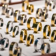 El corte inglés verás que cuenta con una exclusiva colección de anillos de compromiso donde destacan los solitarios y las medias alianzas adornados con diamantes y engarzados en oro blanco. Venta Alianzas De Boda Baratas El Corte Ingles En Stock