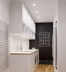 Ruckwand Mit Weissen Fliesen Verlegt Led Spots In Schranken Eingebaut Waschkuche Im Keller Waschkuche Waschkuchendesign