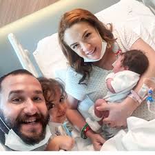 Şarkıcı Sami Levi 2. kez baba olduğunu paylaştığı bu karenin altına yazdığı  “Darya bebeğimiz geldi hoşgeldi” notuyla duyurdu. #sami #samilevi #anne  #baba #bebek #doğum #magazin #haber #çocuk #müzik #instagram #instalike  #new #moda #