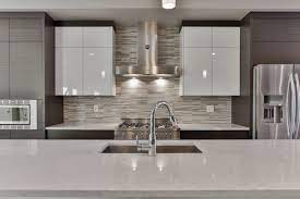 Stunning Two Tone Kitchen With High Gloss Cabinets High Gloss Kitchen Kitchen Inspirations Kitchen Design