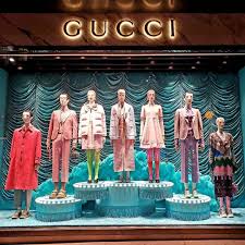 Abstract Female Mannequins Window Display At Gucci Fashion Window Display Visual Merchandising Display Fashion Visual Merchandising Fashion