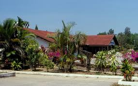 Ia terletak sekitar 5 km dari bandar pasir mas, dengan keluasan kawasan seluas 43.3 ekar. Pasir Mas District Hospital Entrance Kelantan 1991 Mapio Net