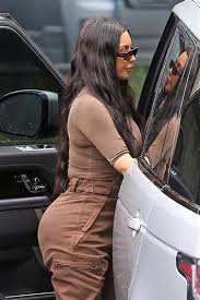 بالصور كورتني كارداشيان وشقيقتها كيم وأبنتها نورث اثناء تجولهم في كالاباساس الجمال نت Kim Kardashian Outfits Kim And Kourtney Kardashian