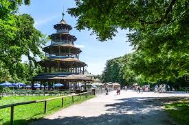 Biergärten, bauwerke, seehaus und sportmöglichkeiten. Englischer Garten Alle Attraktionen Biergarten Des Munchen Highlights Passenger On Earth