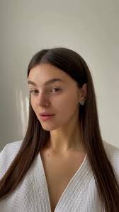 Multifunkcyjny cień do powiek INGLOT to wszechstronny kosmetyk, który nie  tylko spełnia funkcję cienia do powiek, ale w zależności od wybranego  odcienia, może także służyć jako rozświetlacz, bronzer, baza, korektor,  pomadka lub