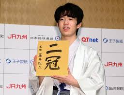 He is the current holder of the kisei and ōi titles. è—¤äº•è¡å¤ªäºŒå† ãŒä¼šè¦‹ å¸°å®…ã—ãŸã‚‰ æ˜¨æ—¥ã®å¯¾å±€è€ƒãˆã‚‹ æœæ—¥æ–°èžãƒ‡ã‚¸ã‚¿ãƒ«