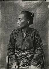 Long dress yang menjadi tren baju lebaran 2021 ini busui friendly karena ada resleting di depannya dan menggunakan bahan satin cavali. Kebaya Wikipedia