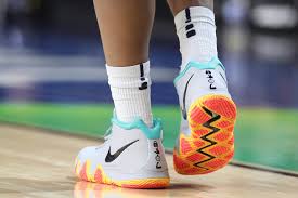 Elles peuvent casser un look trop sophistiqué ou, à l'inverse, compléter une tenue sportswear assumée. Nike Lance Une Application Pour Vous Aider A Trouver La Pointure Parfaite