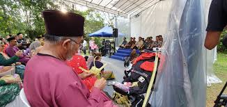 Bila dah besar ni dah tak fikir duit raya apa semua, hanya fikirkan nak. 350 Bekas Penduduk Naik Bot Balik Kampung Sambut Hari Raya Di Pulau Ubin Berita Mediacorp