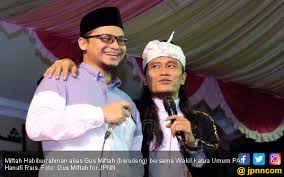 Saat masuk ke pasar dan perkampungan, ganjar dan gus miftah selalu berhenti untuk mengingatkan masyarakat mematuhi protokol kesehatan. Berselawat Di Kelab Malam Diprotes Begini Kata Gus Miftah Jpnn Com