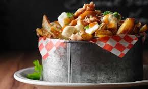 Essayez La Recette De Poutine Au Poulet Sauce General Tao Et Brins De Gouda Bergeron Offerte Par La Famille Du Lait Food Recipes Poutine Recipe