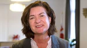 Gwawr ac Ifan Evans yn trafod genedigaeth gynnar eu mab Jos ar Taro'r Post 