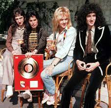 Queen are a british rock band formed in london in 1970,originally consisting of freddie mercury (lead vocals, piano), brian may (guitar, vocals), roger taylor (drums, vocals), and john deacon (bass guitar). Freddie Mercury Warum Queen Noch Immer Aktuell Ist Welt