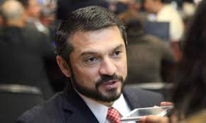 YURI SABAS: “NO PUEDEN DECIR QUE VAN A COMBATIR LA CORRUPCION Y QUITAR LA  EXTRADICIÓN”. El diputado por el Partido Liberal (PL), Yuri Sabas, criticó  duramente la postura del gobierno tras la