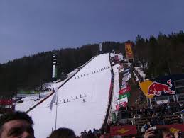 Das skifliegen ist eine variante des skispringens, bei dem die sprünge auf skiflugschanzen absolviert werden. Die Grosse Party Beim Skifliegen In Planica Nordkap Zu Suedkaps Webseite
