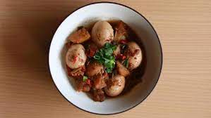 Semur ini kalau mau buat mie kuah di kasih kuah agak banyak apabila mau di keringkan kuah nya juga boleh buat teman nya nasi mau di buat pedas boleh gak pedas juga boleh Resep Semur Telur Betawi Makin Mantap Dicampur Kentang