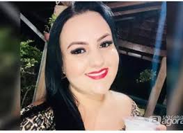 JOVEM MORRE DIAS APÓS RETORNAR DO GUARUJÁ Amanda Caroline Resende de  Oliveira, de 29 anos, faleceu neste sábado, 4, na Unidade de Pronto  Atendimento (UPA) de Cristais Paulista. A jovem, que havia