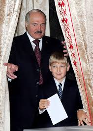 Он родился в семье александра и галины лукашенко в. Batka I Syn Aleksandr Lukashenko Vospityvaet Unikalnogo Cheloveka Kolyu Hello Russia