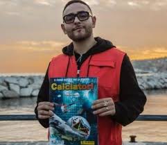 La nazionale italiana cantanti e la panini hanno infatti raggiunto un accordo di collaborazione per celebrare il 40 anniversario della nic, nata nel 1981, e e' un grande piacere per noi della nazionale italiana cantanti essere inseriti nell'album delle figurine panini 'calciatori 2021′, insieme a tutti i. Rocco Hunt Rapper Tra Le Fila Della Nazionale Cantanti Testimonial Panini Per Il Lancio Della Nuova Raccolta Calciatori 2019 2020 Dalla Mail Chiccose Doc