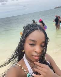 Little white tee, some boobs, & bamboo 🌴