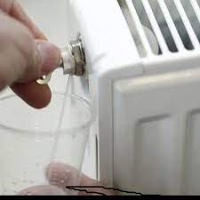 Petek havası nasıl alınır, petek havası alınırken hangi vana kapatılır, petek hava alma anahtarı, radyatör havası nasıl alınır. Peteklerin Havasi Nasil Alinir Makinayla Petek Temizligi Corlu Tesisatci