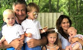 ❤️ cohost of @mombrain 💜 author of the living clearly method 💚mama to five baldwinitos 💛 @waxelene calming ointment restock in jan ⬇. Hilaria Baldwin Presenta A Su Quinto Hijo Y Dice Su Nombre