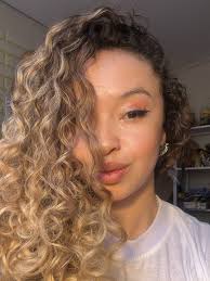 Un proceso creativo largo… que fluye como el río 👑🪞💛🤎  Recordar/reencontrarme con el tejido en totora con una gran maestra y amiga  @maria.totora y saber que mis manos guardaban en su memoria