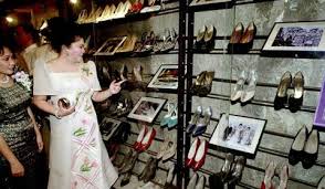 Rosmah mansor (second wife of najib razak, 6th pm of malaysia), evita peron, madame mao jiang qing, joséphine de beauharnais (the first wife of napoleon bonaparte), imelda marcos were widely known to be political wife foxes. Five Leaders Wives And Their Obscene Shopping Habits From Rosmah Mansor And Grace Mugabe To Marie Antoinette