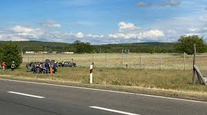 Egy személyautó, ami egy lakókocsit vontatott, túl gyorsan előzött meg egy kamiont, emiatt a vontatmány kisodródott, a sofőr pedig elveszítette az uralmát a jármű fölött. Baleset Az M3 Ason De Mashol Is Teljesen Beallt A Forgalom Budapestkornyeke Hu