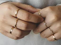 Cách đeo nhẫn phong thủy nam, nữ theo mệnh, hút tình duyên, tài lộc dồi dào 