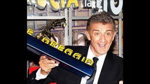 Quasi una scommessa, all'epoca, oggi diventata un vero e proprio programma cult della televisione italiana. Sigla Ezio Greggio Show 1994 Youtube