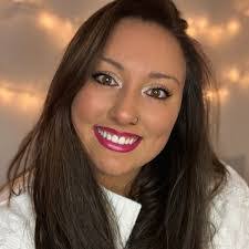 Leslie Dollar's Instagram, Twitter & Facebook