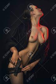 Mujer Árabe Con Cuerpo Desnudo Hermoso En Bata De Baño Y Medias En Fondo  Oscuro Fotos, retratos, imágenes y fotografía de archivo libres de derecho.  Image 87426563