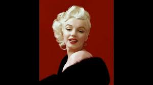 Marilyn monroe is iconic for her blonde curls, red lips, and perfect beauty mark, but the star was shockingly unrecognizable at the time of her death. Marilyn Monroe The Black Fur Sitting 1955 By Milton Greene Youtube
