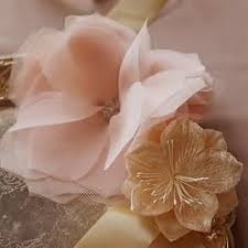 Sintetična organza je odličen primer primernega materiala in jo lahko najdete v vsaki trgovini s tkaninami. Como Hacer Flores De Tela De Organza Para Vestidos Flores Imagenes