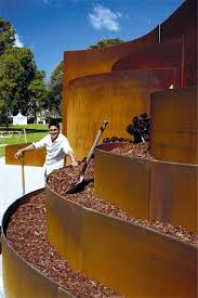 Stahl Fur Aussenhaus In 2020 Aussen Hauser Stutzmauer Moderner Garten