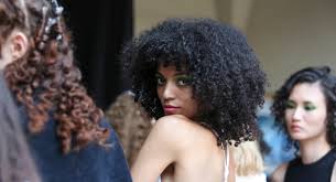 Visualizza altre idee su capelli, capelli neri, acconciature. Capelli Scalati Quali Sono I Tagli Di Tendenza Per Capelli Medi