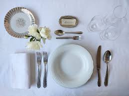 Con alle spalle anni di esperienza, vi aiuterò su operazioni quotidiane che non sono del tutto semplici, ma che con un piccolo sforzo riuscirete anche voi a. Apparecchiare La Tavola Secondo Il Galateo Atelier Della Tavola