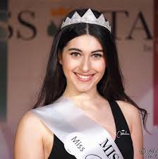 Paolo brosio e la fidanzata maria laura de vitis sono stati nel centro del ciclone per la loro relazione sentimentale, nata prima che il giornalista entrasse nella casa del gf vip e proseguita poi una volta eliminato dal gioco. Maria Laura De Vitis Chi E La Fidanzata Di Paolo Brosio Donne Magazine