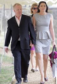 Les dennis biography, age, height, spouse, wife, net worth, death and amanda holden. Amanda Holden And Les Dennis Put Their Differences Behind Them To Mourn Mutual Friend At Funeral Daily Mail Online