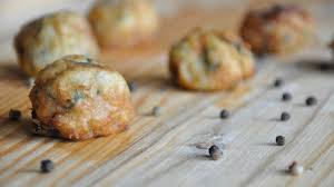 Le prăjim, apoi le scoatem pe o farfurie cu un şerveţel. Chiftelute De Conopida Reteta De Post Youtube