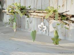 Meist sind es die frauen, die sich in der vorweihnachtszeit beim basteln und dekorieren austoben. Fensterdeko Birke Fruhling Eine Fruhlingsfrische Fensterdeko Aus Echten Birkenzweigen Und Kuns Fruhling Deko Fenster Birkenzweige Basteln Fruhling Fensterdeko