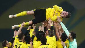 Nun steht er abermals im finale und spürt den rückhalt seiner vorgesetzten beim revierklub. Video Bvb Trainer Edin Terzic Lobt Lukasz Piszczek Den Tank Komplett Leer Gemacht Goal Com