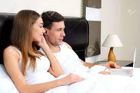 Öffnen sie langsam ihre vergangenheit und ihre privatsphäre. Gluckliches Paar Mit Laptop Im Bett Vor Dem Spass Film Auf Computer Im Bett Vor Dem Schlafen Lizenzfreie Fotos Bilder Und Stock Fotografie Image 20819179